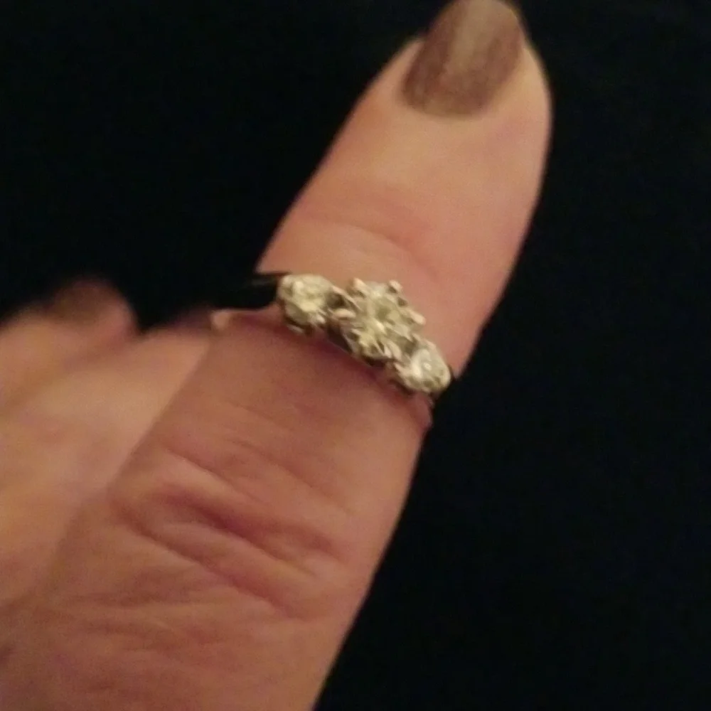 18K gold ring with 3 Beautiful Diamonds - Picture 9 of 13